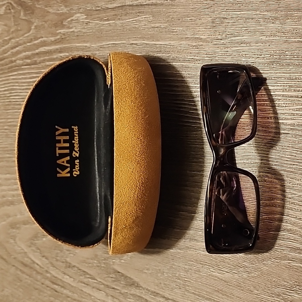 Kathy Van Zeeland sunglasses with case